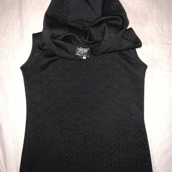 Shrine sleeveless hooded top - Picture 2 of 2